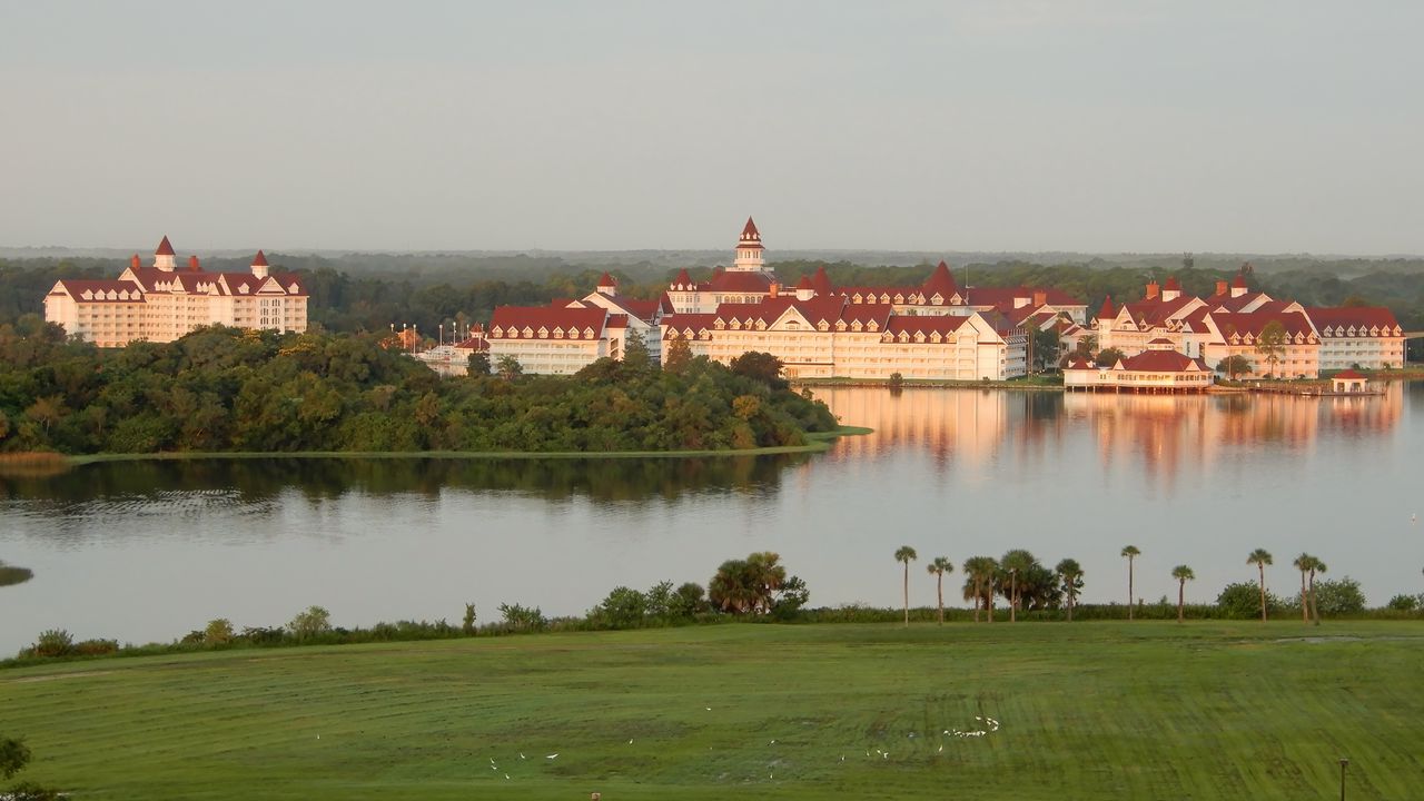 Обои дома, здания, трава, деревья, река