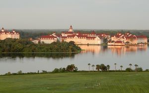 Превью обои дома, здания, трава, деревья, река