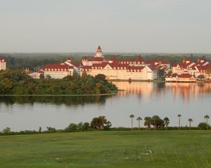 Превью обои дома, здания, трава, деревья, река