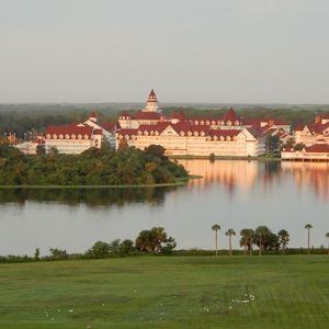 Превью обои дома, здания, трава, деревья, река