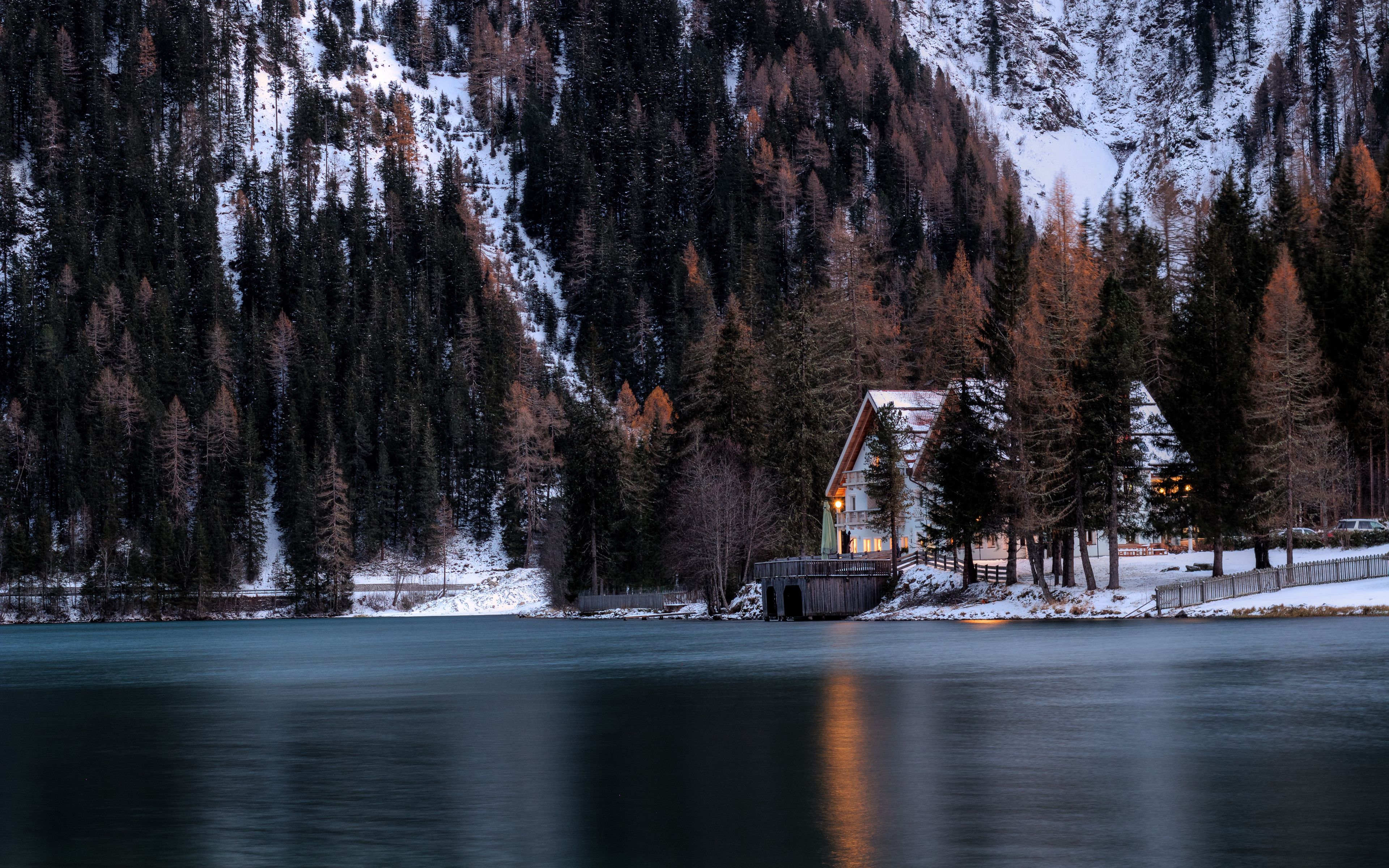 Домик в горах на озере зима