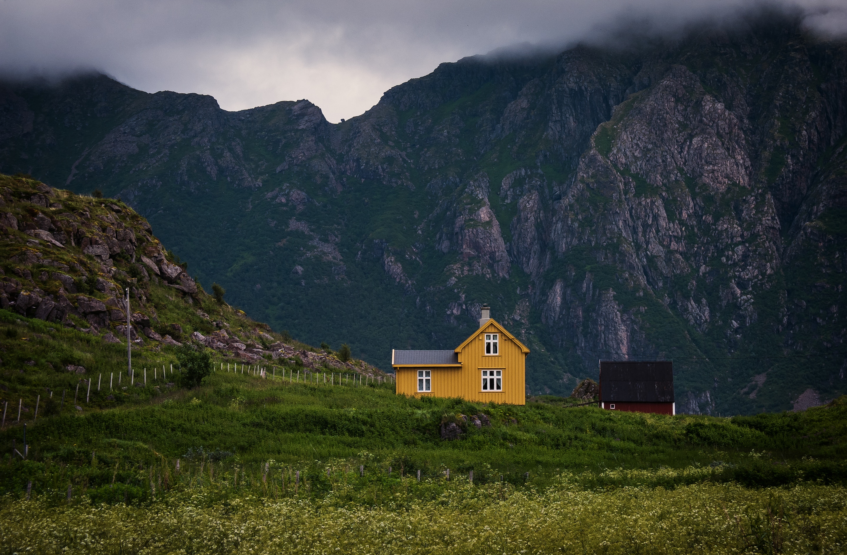 Одиноко стоящий дом. Одинокий дом в горах Швейцарии. Домик у подножья горы Норвегия. Домик интроверта Исландия. Дом у подножья горы Бен Невис.