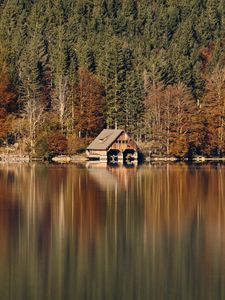 Превью обои домик, лес, озеро, отражение, осень, пейзаж