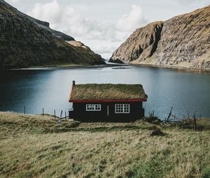 Превью обои домик, озеро, горы, деревня, саксун, фарерские острова, архипелаг