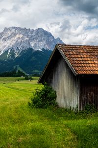 Превью обои домик, поле, горы, пейзаж, природа