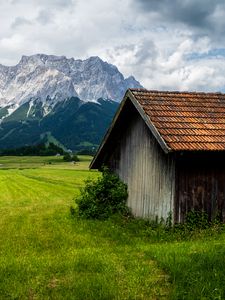 Превью обои домик, поле, горы, пейзаж, природа