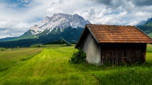 Превью обои домик, поле, горы, пейзаж, природа