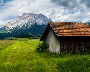 Превью обои домик, поле, горы, пейзаж, природа