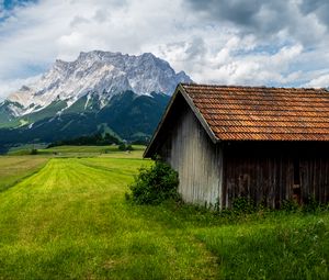 Превью обои домик, поле, горы, пейзаж, природа