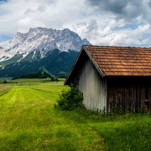 Превью обои домик, поле, горы, пейзаж, природа