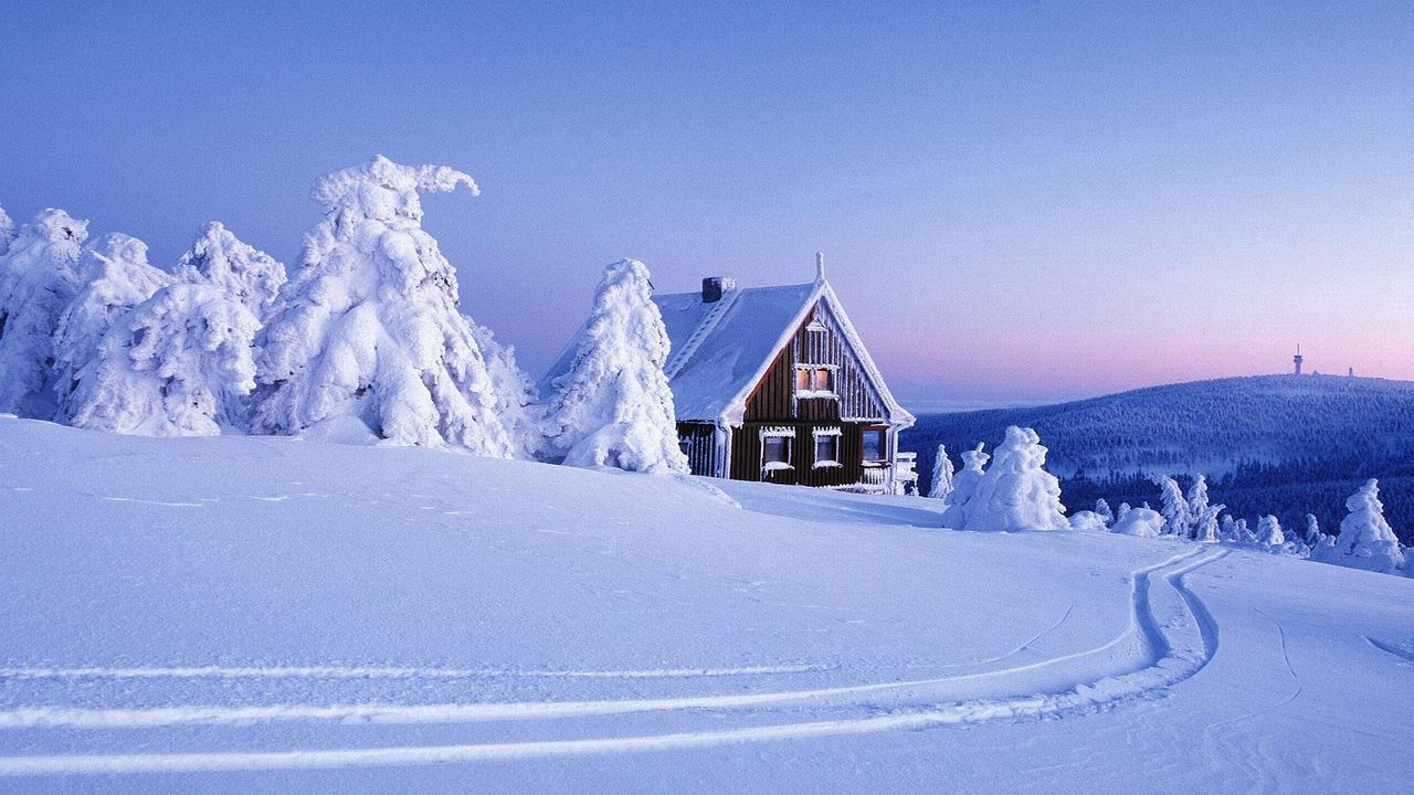 Обои домик, снег, следы, зима, покров, сугробы, ели, тяжесть, горы