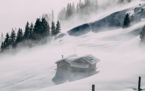 Превью обои домик, снег, возвышенность, туман, деревья