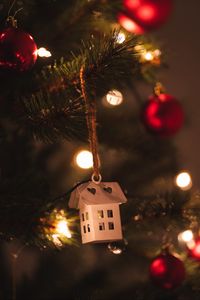 Превью обои домик, украшение, елка, гирлянды, рождество, новый год
