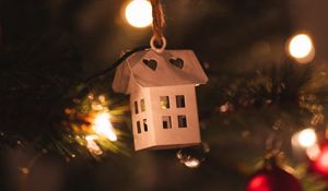 Превью обои домик, украшение, елка, гирлянды, рождество, новый год