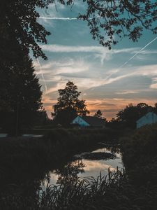 Превью обои домик, вода, закат, деревья, ветки, небо