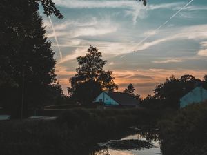 Превью обои домик, вода, закат, деревья, ветки, небо