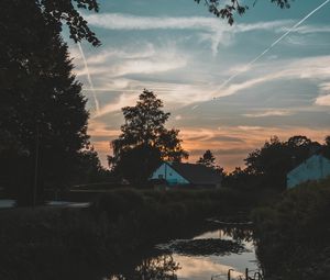 Превью обои домик, вода, закат, деревья, ветки, небо