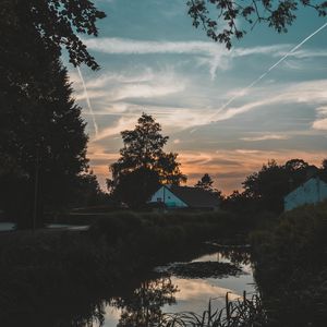 Превью обои домик, вода, закат, деревья, ветки, небо