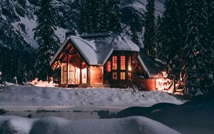 Превью обои домик, зима, снег, вечер, деревья