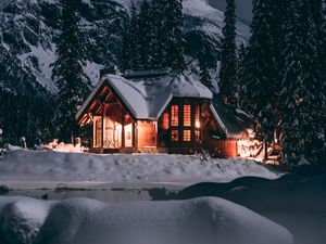 Превью обои домик, зима, снег, вечер, деревья