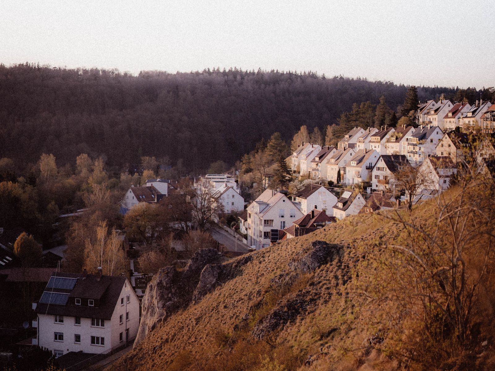 Где за лесом и за холмом. Деревня на Холме. Snowshill деревня. Un Village Hill.