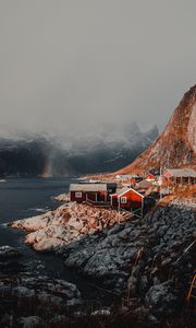 Превью обои домики, горы, туман, радуга, лофотенские острова, норвегия