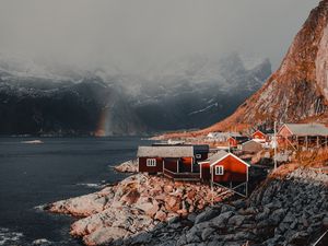 Превью обои домики, горы, туман, радуга, лофотенские острова, норвегия