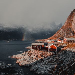 Превью обои домики, горы, туман, радуга, лофотенские острова, норвегия