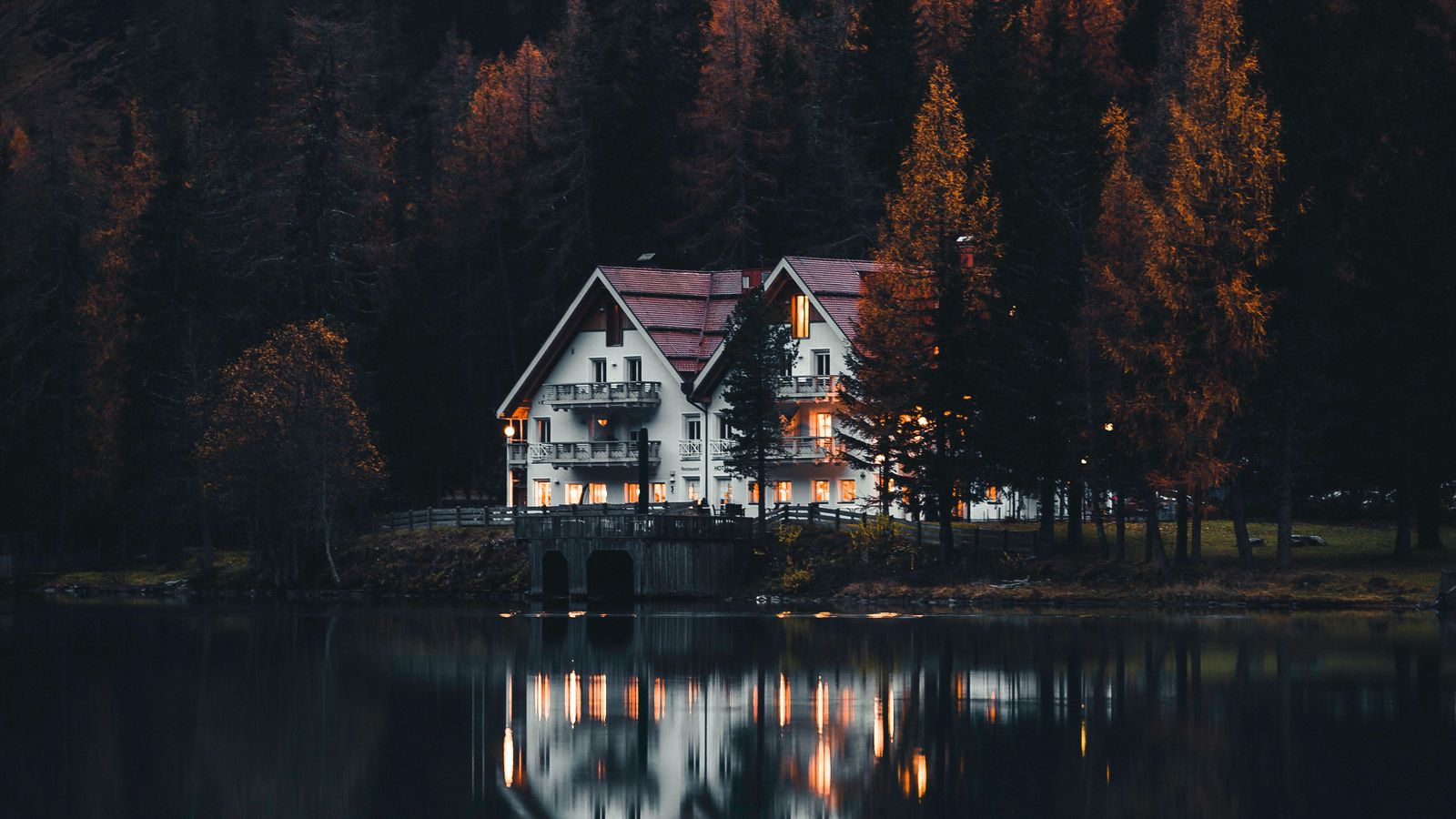 Обои домик в лесу