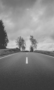 Превью обои дорога, асфальт, чб, холм, деревья