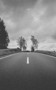 Превью обои дорога, асфальт, чб, холм, деревья