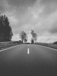 Превью обои дорога, асфальт, чб, холм, деревья