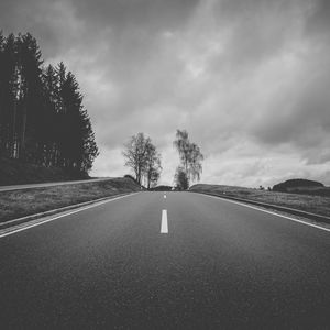 Превью обои дорога, асфальт, чб, холм, деревья