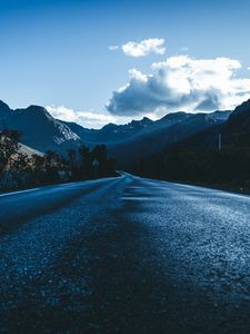 Превью обои дорога, асфальт, горы, облака, направление