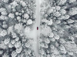 Превью обои дорога, автомобиль, лес, снег, вид сверху