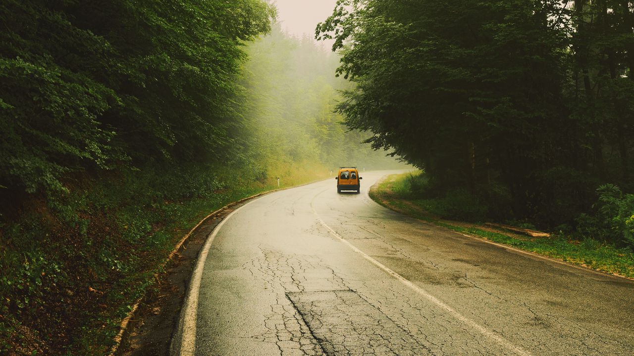 Обои дорога, автомобиль, путешествия, лес, туман, природа