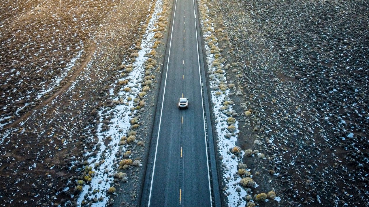 Обои дорога, автомобиль, вид сверху, долина, горы картинки на рабочий стол,  фото скачать бесплатно