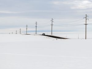 Превью обои дорога, автомобиль, зима, минимализм, снег, движение