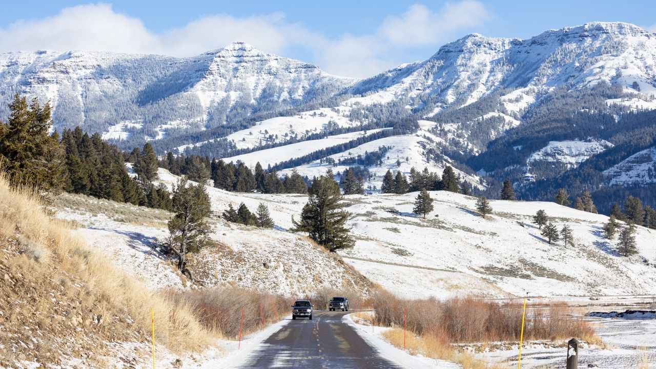 Обои дорога, автомобили, снег, холмы, горы