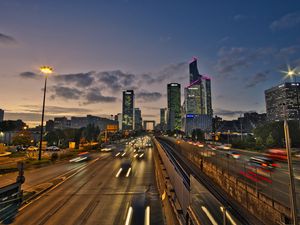 Превью обои дорога, автомобили, здания, вечер, огни