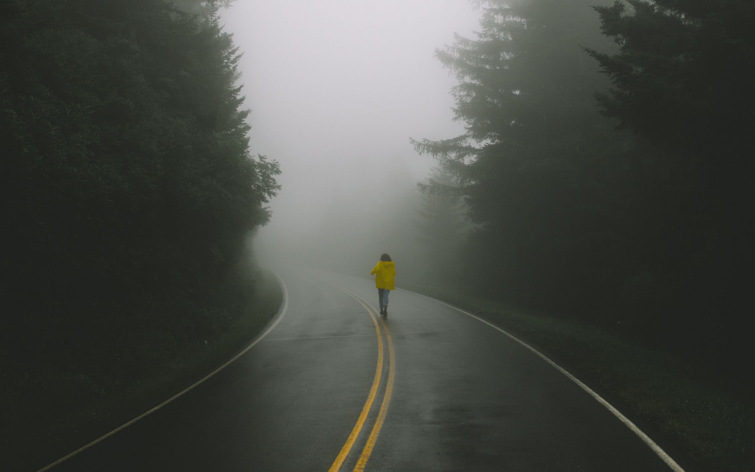 Человек по дороге в тумане