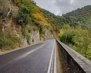 Превью обои дорога, даль, деревья, скалы, разметка