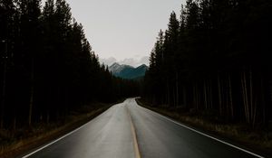 Превью обои дорога, даль, горы, деревья, небо