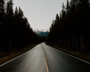 Превью обои дорога, даль, горы, деревья, небо