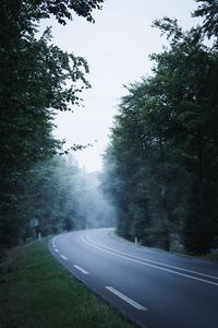 Превью обои дорога, даль, разметка, туман, деревья