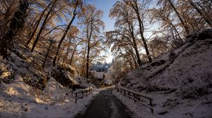 Превью обои дорога, деревья, дома, снег, зима