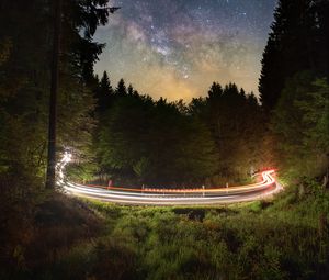 Превью обои дорога, длинная выдержка, лес, звездное небо