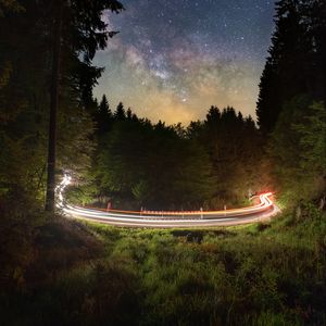 Превью обои дорога, длинная выдержка, лес, звездное небо