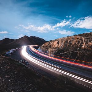 Превью обои дорога, длинная выдержка, свечение, скалы, машины