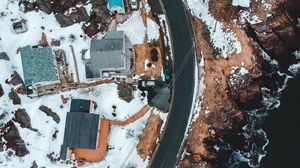 Превью обои дорога, дома, крыши, вид сверху